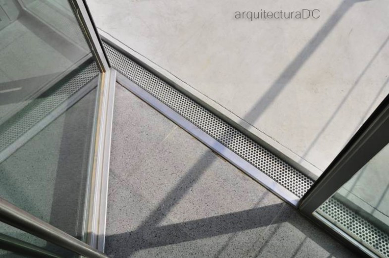 [493] Desagüe en el umbral de la puerta – Arquitectura De Cerca